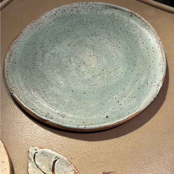 3 RUSTIC PRIMITIVE SPECKLED PLATES , & Spoon Rest.Contemporary Handmade. - Picture 4 of 6